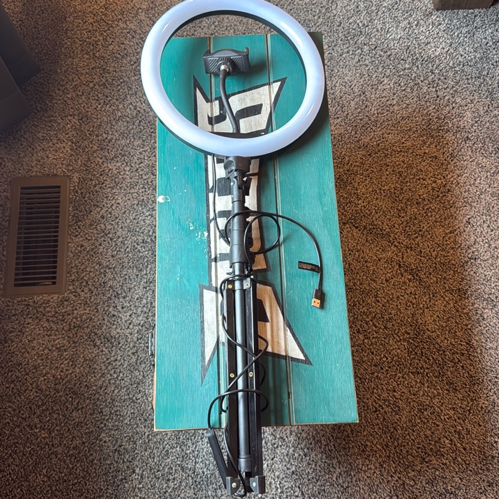 Ring light with phone holder